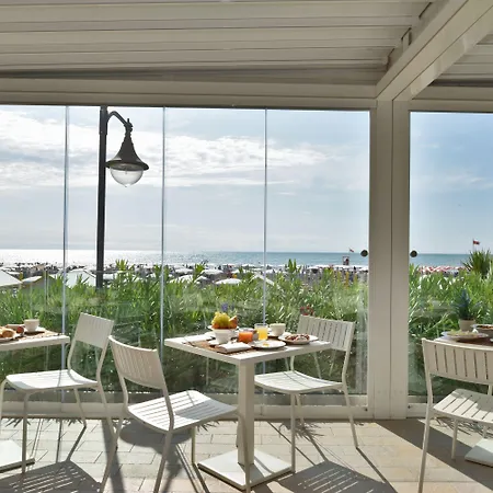 מלון Astoria קאורלה